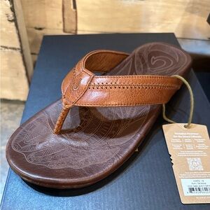 OluKai Men's Tan Leather Flip-Flops HIAPO - Rum / Dk Wood